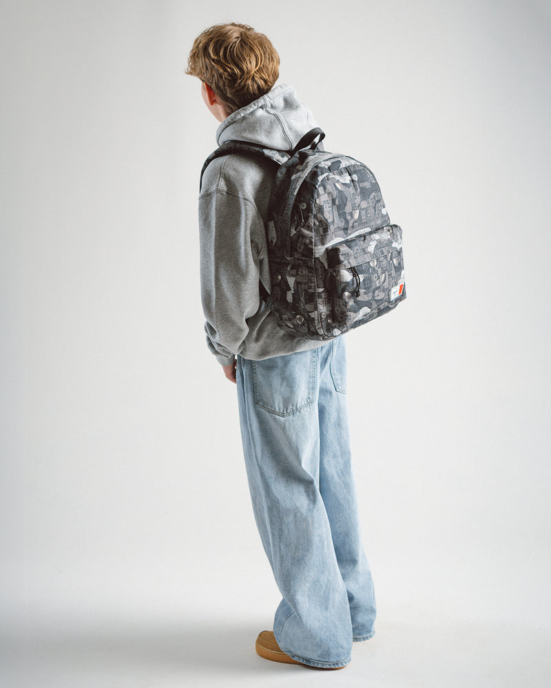 grey herschel backpack on person Realtree Classic XL Measuring 44.5 cm in height Herschel Supply Co. Classic Mid