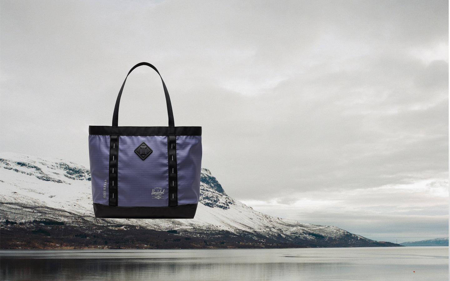 Herschel Supply Co All Season Gear Tote 33 L in Heron/Black.