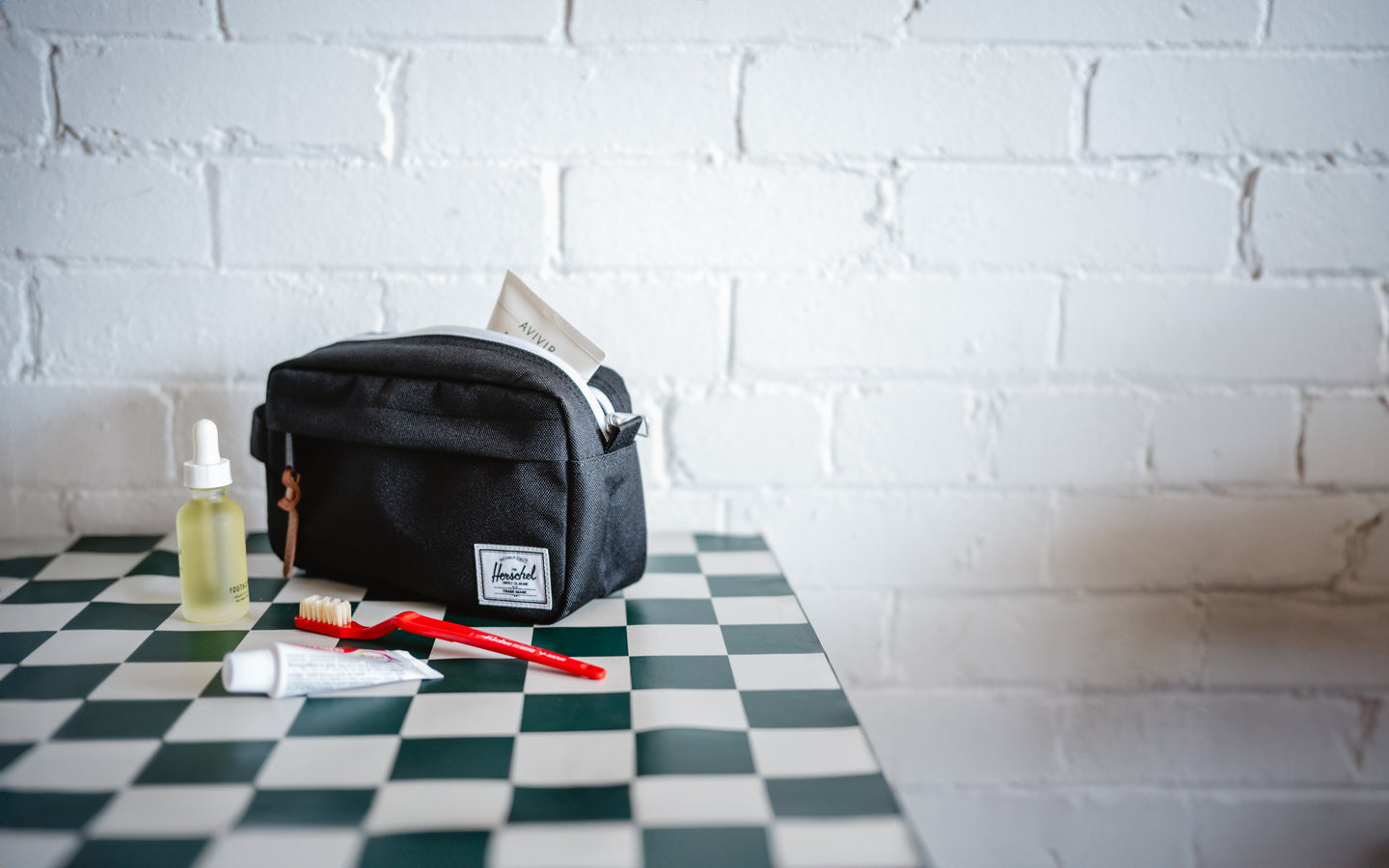 herschel men's chapter travel kit bag Saint Bernard The bag is easy to lift or hang up using the handle on the side Herschel Supply Co. Chapter Travel