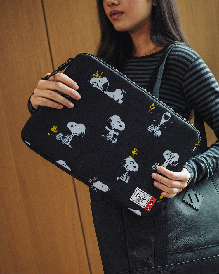 Peanuts® Anchor 14 Inch Sleeve – Herschel Supply Co. Canada