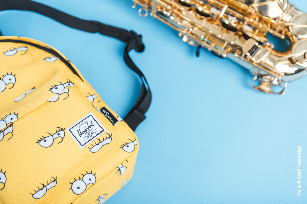 A shot of the external front pocket of the Classic Backpack Mini Simpsons also showing the adjustable shoulder straps